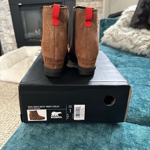 Sorel tan velvet wedge youth boot. Size 1. Only wore them two times.